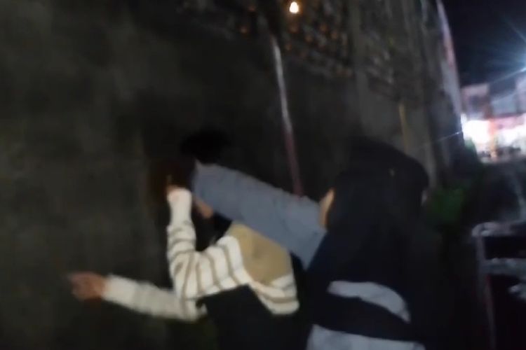 Potongan video penganiayaan yang dilakukan sekelompok remaja wanita di Sidoarjo, Jumat (6/12/2024).