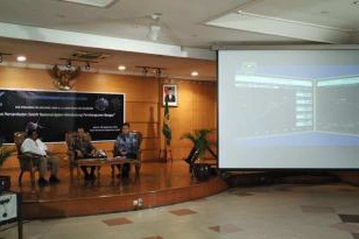 Peluncuran satelit LAPAN A2/ORARI dipantau dari Kantor Lembaga Penerbangan dan Antariksa Nasional di Jakarta, Senin (28/9/2015) oleh Kepala LAPAN Thomas Djamaluddin (tengah) beserta pejabat lain dan undangan.