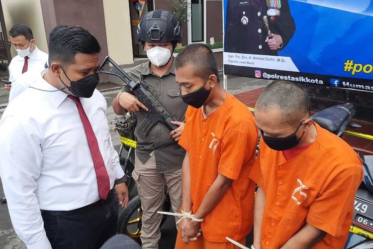 Kepala Polresta Tasikmalaya AKBP Aszhari Kurniawan bersama Kepala Satreskrim Polresta Tasikmalaya AKP Septiawan Adi Prihartono menunjukkan bukti-bukti dan tersangka pencurian spesialis kos, Senin (16/8/2021).