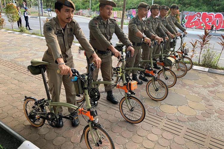 Petugas Satpol PP Kota Makassar berfoto dengan sepeda impor merk Brompton viral di berbagai media sosial.