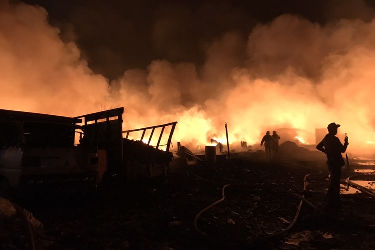 Sejumlah rumah milik warga turut terbakar di kawasan pabrik daur ulang plastik di Jalan Kamal Lama, Kamal Muara, Penjaringan, Jakarta Utara pada Sabtu (4/9/2021) dini hari.