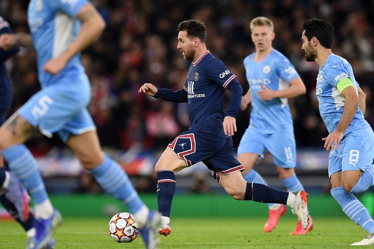 Penyerang PSG asal Argentina, Lionel Messi, mendribel bola dala laga Liga Champions kontra Man City di Stadion Etihad, 24 November 2021.