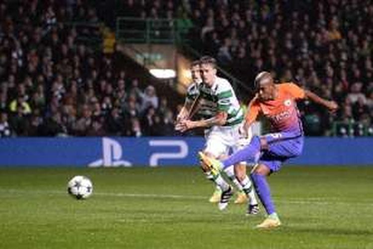 Gelandang Manchester City, Fernandinho, mencetak gol ke gawang Celtic FC saat kedua tim bertemu di Celtic Park pada laga Liga Champions, Rabu (28/9/2016). 