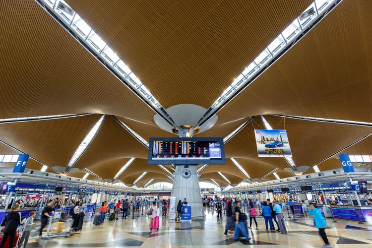 Suasana Terminal 1 Kuala Lumpur International Airport. Per 1Agustus 2022, pelaku perjalanan internasional tidak perlu lagi mengisi aplikasi MySejahtera.