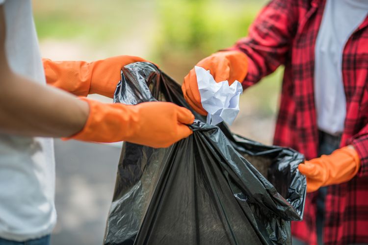 Cerita Ketua RT di Makassar Keliling Pagi dan Malam demi Pastikan Warga Pilah Sampah