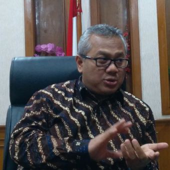 Ketua Komisi Pemilihan Umum RI (KPU) Arief Budiman di kantornya, Jakarta, Jumat (12/1/2018). Putusan Mahkamah Konstitusi tentang verifikasi faktual berpotensi memundurkan jadwal penetapan parpol peserta pemilu 2019.