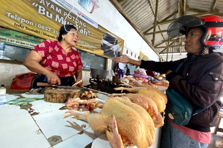 Pedagang ayam potong di Pasar Legi, Kota Blitar, melayani pembeli di kiosnya, Selasa (23/5/2023)