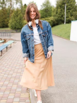 Tetap tampil keren saat langit mendung. Ini inspirasi outfit musim hujan yang nyaman, praktis, dan tetap stylish untuk menemani aktivitasmu seharian.