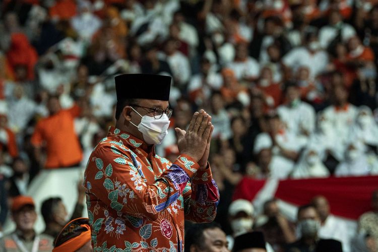 Gubernur DKI Jakarta Anies Baswedan memberi salam saat menghadiri Milad ke-20 Partai Keadilan Sejahtera di Istora Senayan, Kompleks GBK, Jakarta, Minggu (29/5/2022).