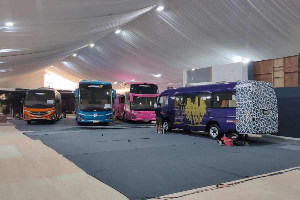 Deretan bus Karoseri Adiputro di GIIAS 2025