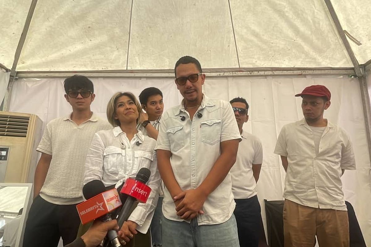Grup musik MALIQ & D’Essentials menceritakan pengalamannya tampil di konser Coldplay. 