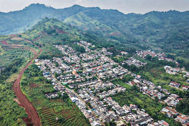 Foto udara lanskap perumahan di kawasan Padalarang, Kabupaten Bandung Barat (KBB), Jawa Barat, Rabu (10/12/2025).