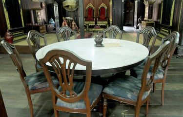 Ruangan Jogan yang artinya merupakan ruang penjagaan. Di ruangan ini ada dua kamar yang di jaga oleh pengawal khusus, yakni kamar pengantin serta tamu kehormatan.