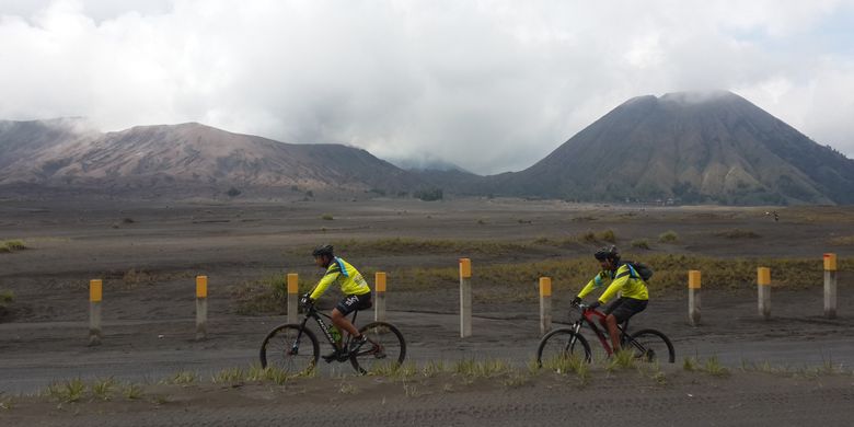 Sejumlah peserta Funbike Bromo 2017 yang diselenggarakan oleh Balai Besar Taman Nasional Bromo Tengger Semeru (TNBTS) saat melintasi lautan pasir di sekitar Gunung Bromo, Jawa Timur, Minggu (19/11/2017).