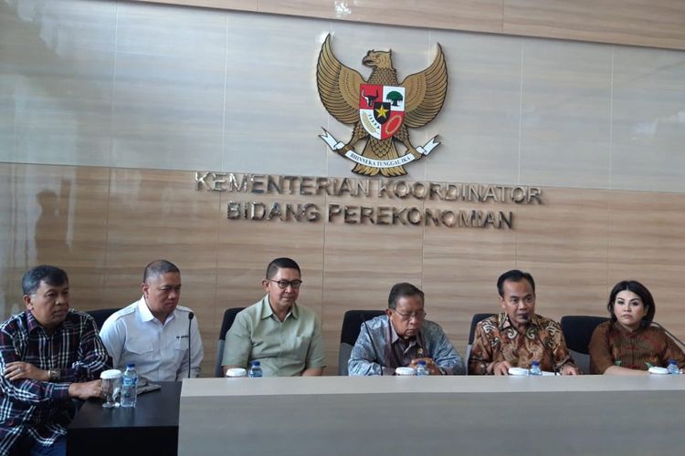 Menteri Koordinator Bidang Perekonomiam Darmin Nasution (tengah) bersama dengan pimpiman pelaku usaha logistik di Jakarta, Rabu (6/2/2019).