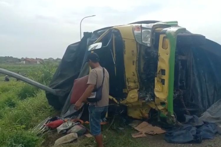 Salah satu truk ringsek akibat kecelakaan lalu lintas di Jalingkut, Brebes, Jawa Tengah, Jumat (24/2/2023)