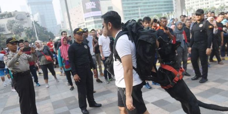 Anjing pelacak dari Unit K-9 Polri mengendus adanya bom yang dibawa oleh seseorang di dalam tasnya saat simulasi di kawasan hari bebas kendaraan bermotor atau car free day (CFD) di Jalan MH Thamrin, Jakarta, Minggu (19/01/2020). Simulasi tersebut bertujuan untuk meningkatkan kewaspadaan akan bahaya terorisme. 