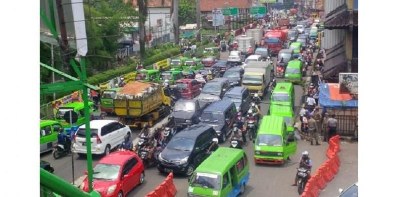 Kondisi macet di Jl Kapten Muslihat, Kota Bogor. Banyaknya angkot yang tidak seimbang dengan kapasitas jalan dituding sebagai biang keladi kemacetan.