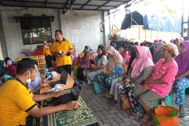 ANTRI—Warga Desa Bakur, Kecamatan Sawahan, Kabupaten Madiun mengantri membeli sembako murah yang digelar di Kantor Desa Bakur, Senin (10/10/2022). Penjualan sembako murah untuk membantu menekan kasus stunting dan menekan laju inflasi setelah harga bahan bakar minyak naik.