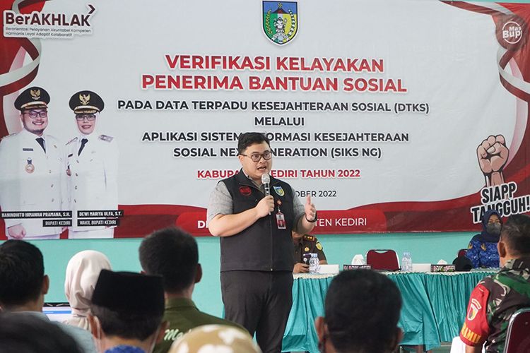 Bupati Kediri Hanindhito Himawan Pramana meninjau pelaksanaan verifikasi dan validasi data terpadu penerima bansos di Gedung Serbaguna Kecamatan Papar, Kabupaten Kediri, Jatim, Senin (17/10/2022). 