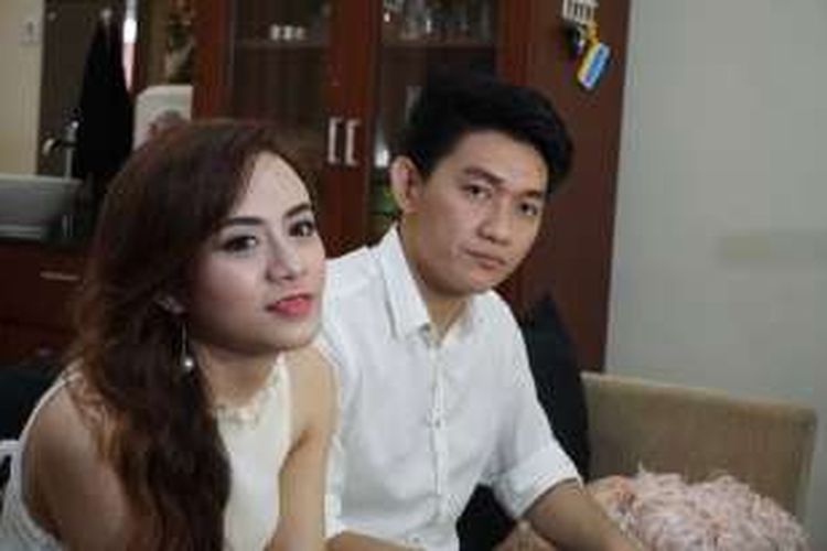 Vokalis Ifan 'Seventeen' dan sang calon istri, Dylan Sahara, saat ditemui di kawasan Kalibata, Jakarta Selatan, Selasa (10/5/2016).