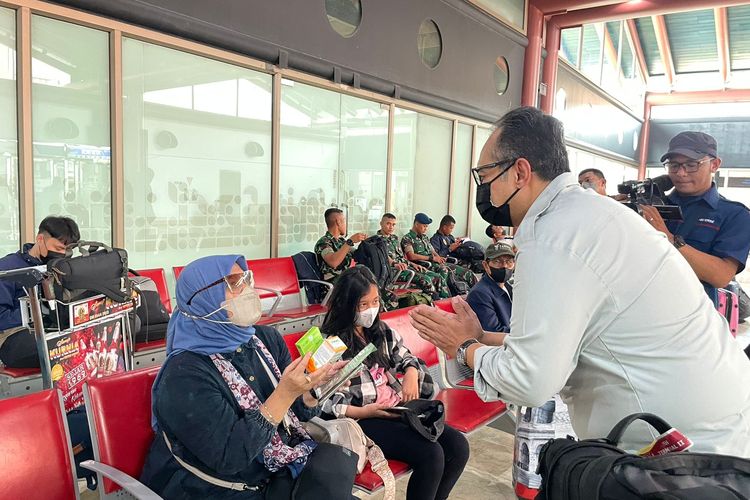 Marketing and Sales Director of Consumer Health Dexa Medica Maret Yudianto membagikan Stimuno kepada para pemudik di Terminal 2D Bandara Soekarno-Hatta Tangerang, Banten, pada Selasa, 18 Maret 2023.