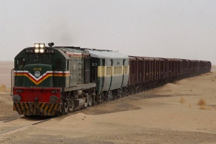 Kereta barang yang menghubungkan Pakistan dengan Iran pada Februari 2006. Rute perjalanan kereta antara kedua negara akan kemnbali dibuka Septermber 2018 mendatang.