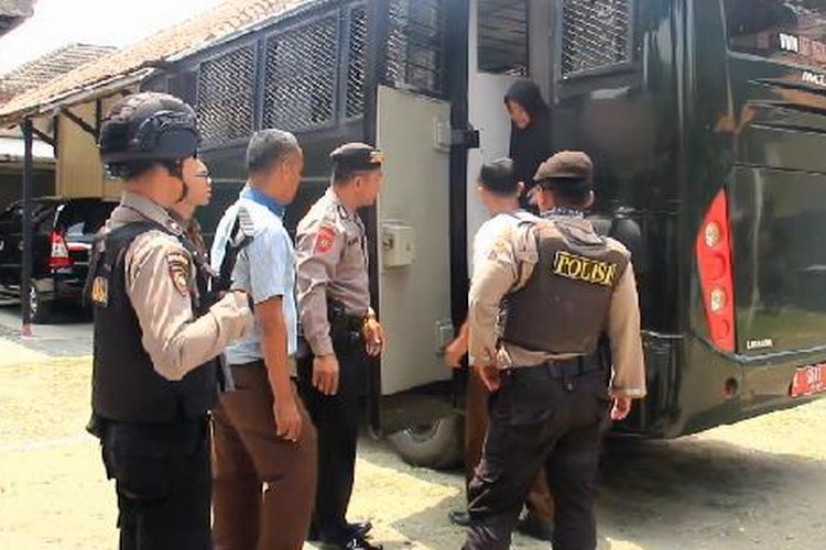 Terdakwa pembunuh gadis di Tegal turun dari mobil dikawal ketat petugas kepolisian untuk menjalani sidang perdana di Pengadilan Negeri Slawi, Kamis (29/8/2019)