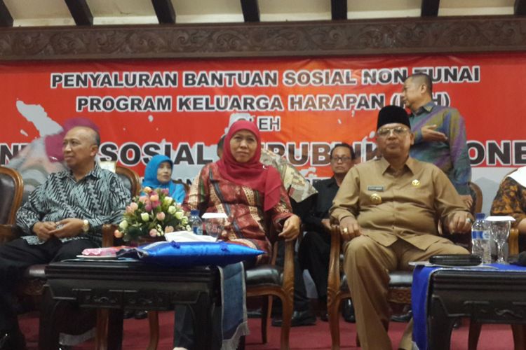 Menteri Sosial RI Khofifah Indar Parawansa bersama Bupati Malang yang juga Ketua DPW Partai NasDem Jawa Timur Rendra Kresna saat menyalurkan bantuan PKH di Pendopo Kabupaten Malang, Senin (20/11/2017).