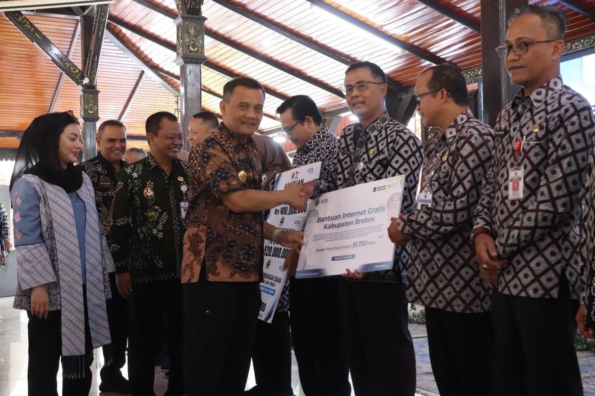Gubernur Jawa Tengah Ahmad Luthfi memberikan bantuan internet untuk delapan desa pelosok di Pendopo Kabupaten Brebes, Kamis (7/5/2026).