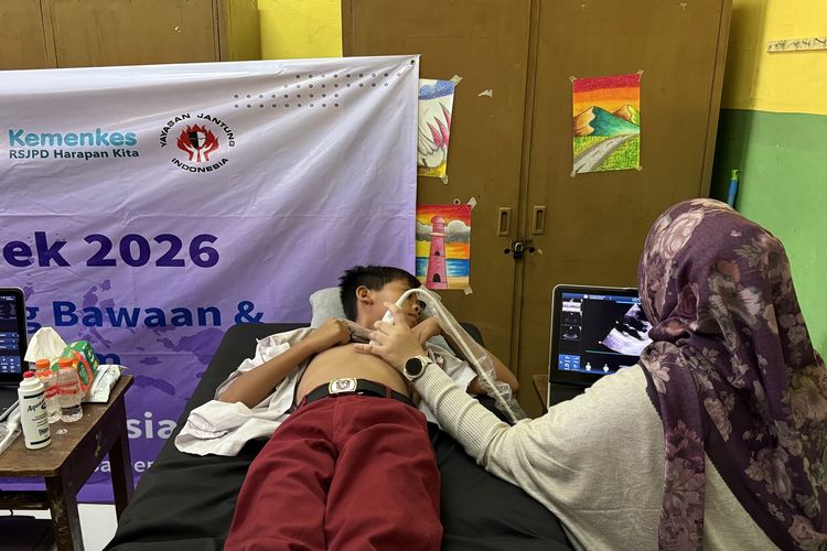 Perhimpunan Dokter Spesialis Kardiovaskular Indonesia (PERKI) bersama GE HealthCare menggelar skrining Penyakit Jantung Bawaan di SDN Makasar 03, Jakarta Timur, Kamis (12/2/2026). Ini merupakan kegiatan berseri di 27 kota di Indonesia pada 23 Januari hingga 14 Februari 2026 yang menyasar siswa Sekolah Dasar.