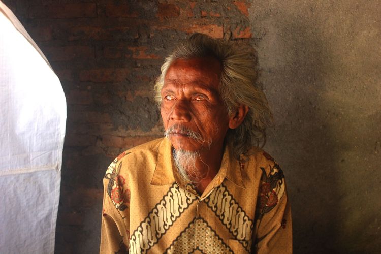 Wardi (76) warga Desa Jambangan Kabupaten Ngawi  hidup terlunta lunta dan meglamai buta terpkasa tinggal di pos ronda karena miskin.  Untuk memenuhi kebutuhan hidup dia harus kerja dari menjadi kuli penggali pasir hingga berjualan barang rongsok.
