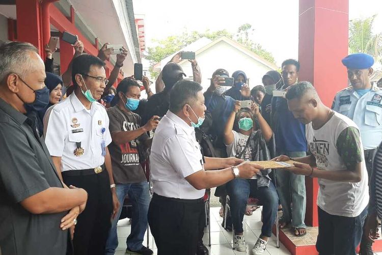 Sebanyak 77 narapidana dari total 102 napi Lapas II A Ambon dibebaskan dari lapas tersebut, Kamis (2/4/2020).