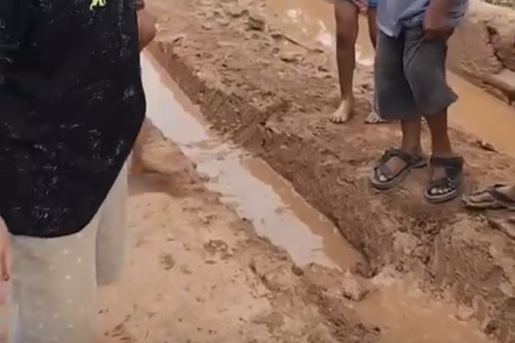 Viral Video Bocah Protes Jalan Rusak di Sintang Kalbar, Bupati: Sudah Diusulkan Perbaikan