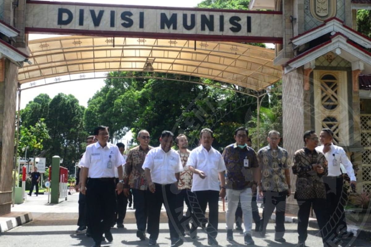 Wakil Menteri Pertahanan Republik Indonesia Sakti Wahyu Trenggono saat berkunjung ke Divisi Munisi milik Pindad di Turen, Malang, Jumat (6/3/2020).
