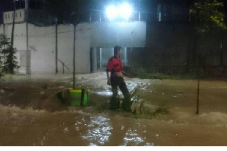 Dinding pagar LP jebol diterjang banjir bandang 

