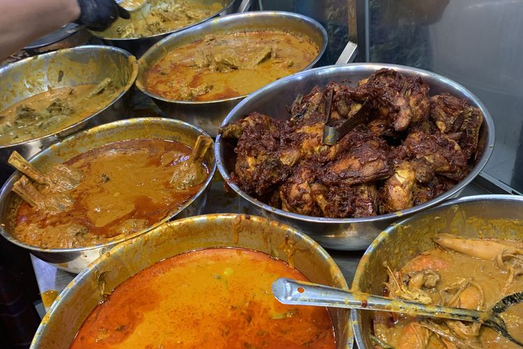 Aneka lauk nasi kandar di Restoran Hameediyah, tempat makan nasi kandar pertama di Penang, Malaysia. Pelanggan bebas memilih lauk yang diinginkan. Buka pada 1907 dan terkenal dengan masakan India-Muslim yang autentik. Harga nasi kandar menyesuaikan jenis dan jumlah lauknya.
