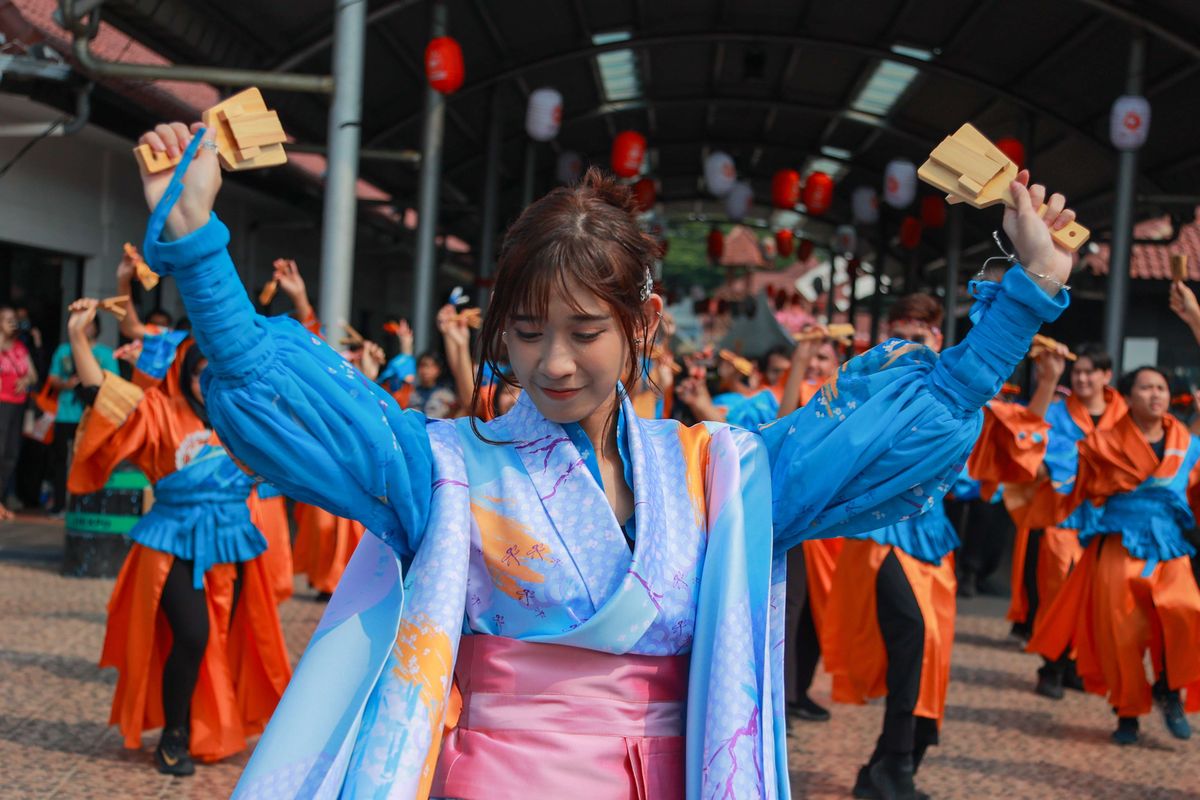 Indonesia Yosakoi All Star membawakan tarian Yosakoi dalam Festival Jak-Japan Matsuri di Gambir Arena, JIExpo, Kemayoran, Jakarta, Sabtu (18/11/2023). Acara yang menjadi wadah untuk memperdalam pemahaman antara warga Jepang dan Indonesia ini, akan berlangsung hingga Minggu, 19 November.