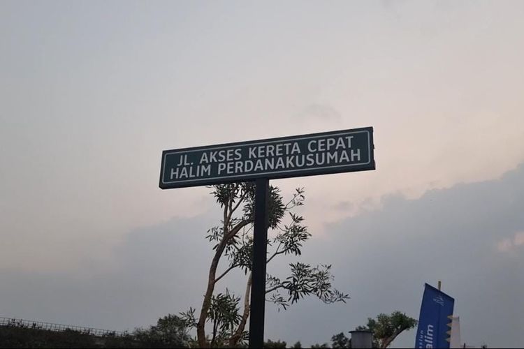 Stasiun Halim memiliki dua jalan akses, yaitu Jalan Akses Kereta Cepat Halim Perdanakusumah yang pintu masuknya dari Jalan DI Panjaitan untuk sepeda motor dan mobil serta Exit Tol KM 1+842 untuk kendaraan mobil. 