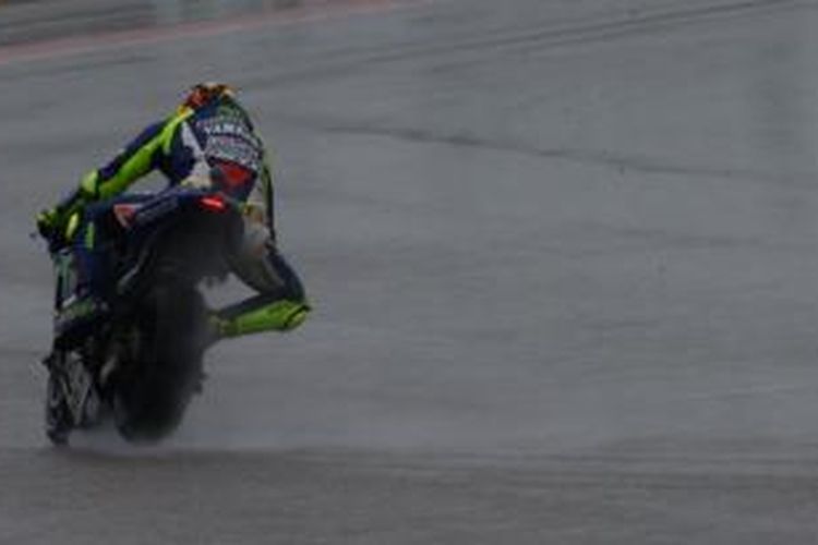 Valentino Rossi di lintasan sirkuit Silverstone yang basah