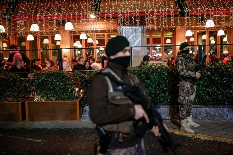 Petugas polisi Turki berjaga di lapangan Taksim, Istanbul pada 31 Desember 2017 untuk mengantisipasi serangan teror.