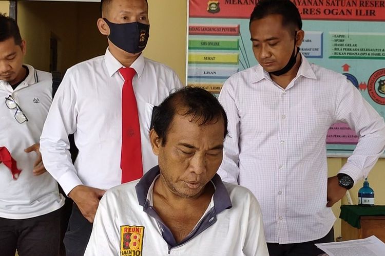 Syafei (53) mencabuli cucunya sendiri selama empat tahun saat digelandang ke Mapolres Ogan Ilir, Kamis (16/07/2020).