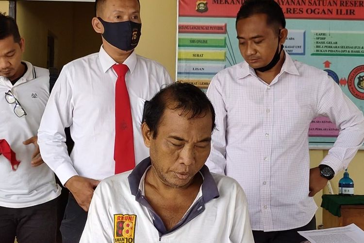 Syafei (53) mencabuli cucunya sendiri selama empat tahun saat digelandang ke Mapolres Ogan Ilir, Kamis (16/07/2020). 