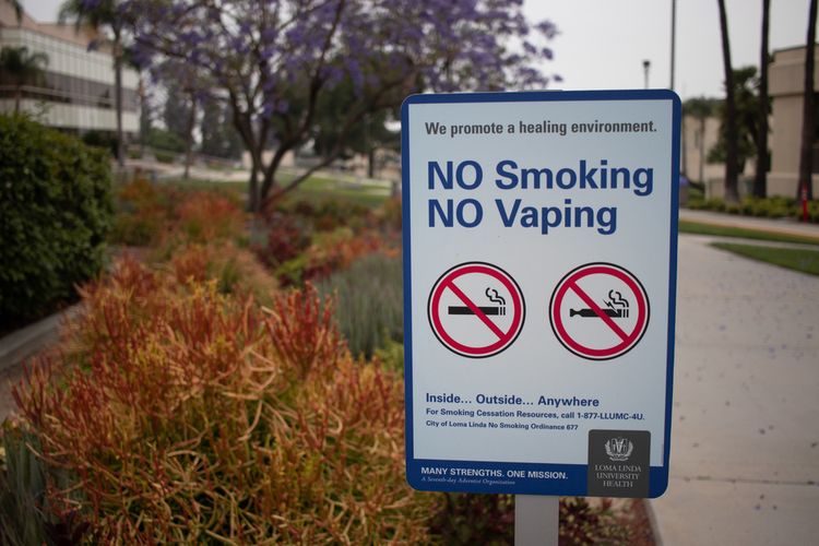 Tanda dilarang merokok dan menggunakan vape di lingkungan Loma Linda, California, AS.