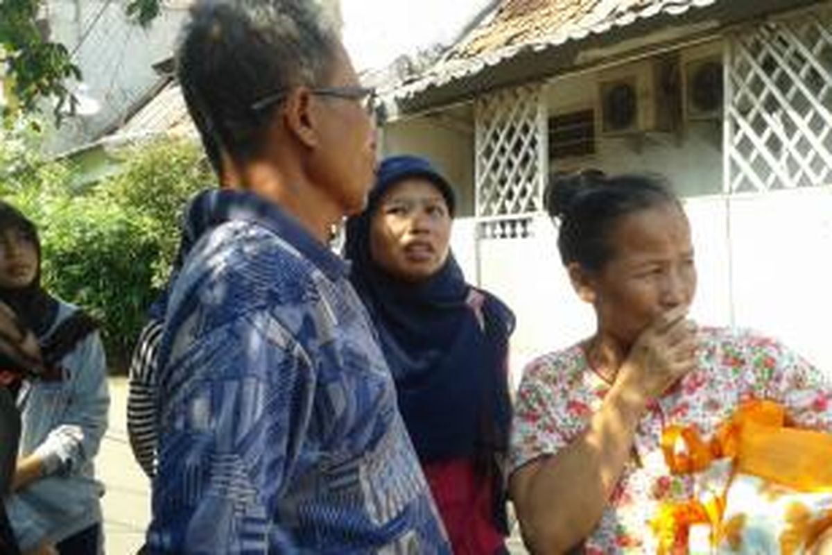 Pasangan suami istri Tanasikin dan Seha kehilangan tempat tinggal karena rumah kos yang mereka tinggali di Cipinang Cempedak, Jakarta Timur, terbakar, Kamis (9/10/2014).