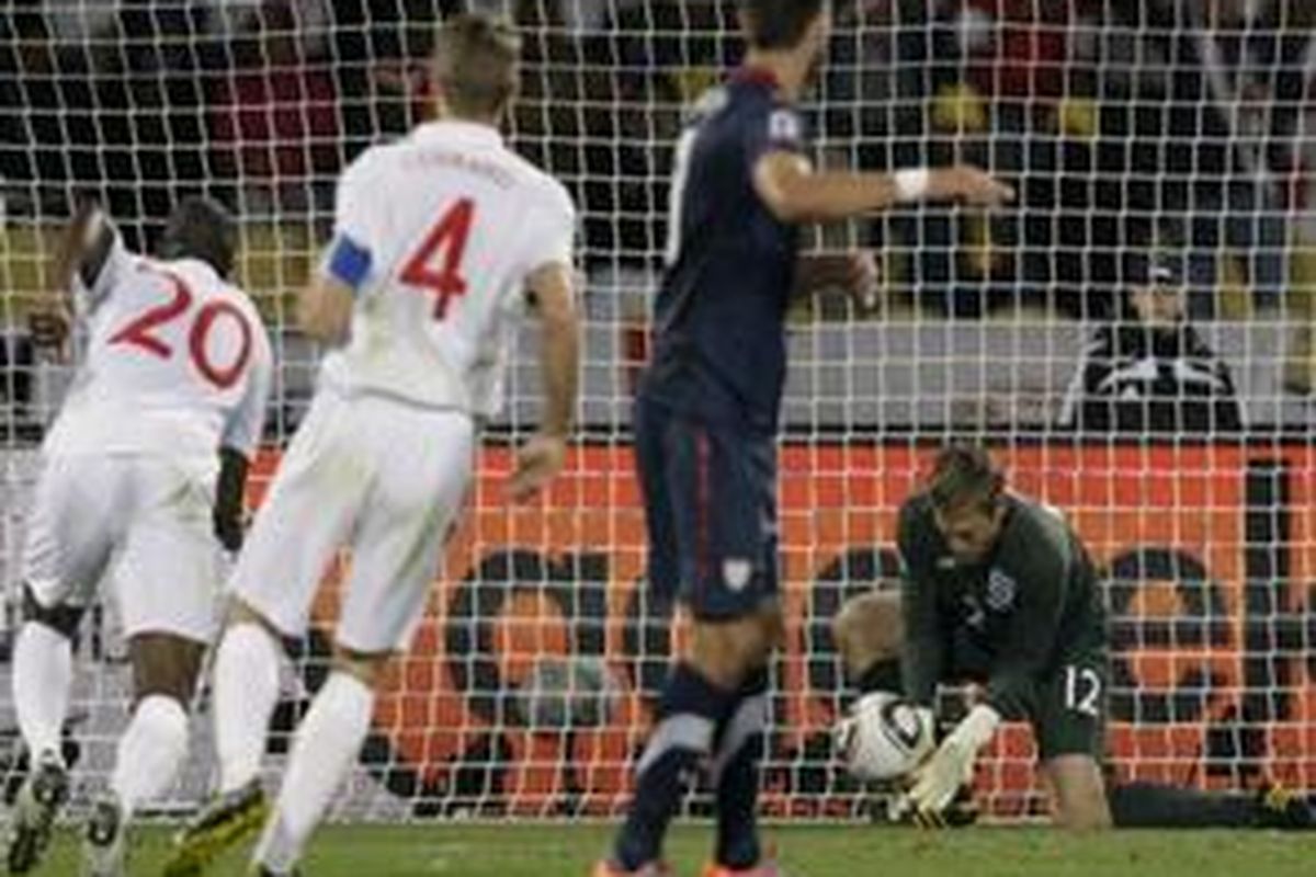 Penyerang Amerikca Serikat, Clint Dempsey, menjebol gawang Inggris, pada babak penyisihan Piala Dunia 2010 Afrika Selatan, Sabtu (12/6/2010).  