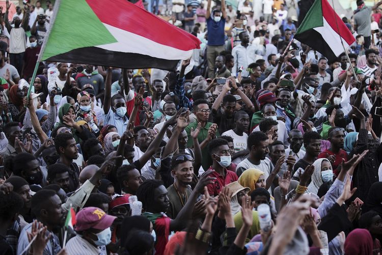 Pedemo anti-kudeta Sudan meneriakkan slogan menentang pemerintahan militer di Khartoum, Sabtu (30/10/2021). Demonstran menolak usul dari pihak internasional untuk membagi kekuasaan dengan militer, dan menyerukan mogok kerja dua hari mulai Minggu (7/11/2021).