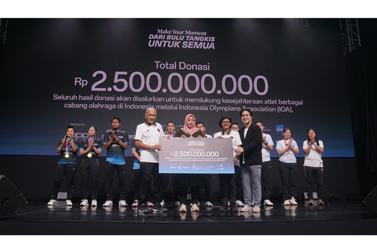Penyerahan donasi sebesar rp2,5m untuk atlet lintas cabang oleh Patrick Owen, VP OPPO Indonesia.