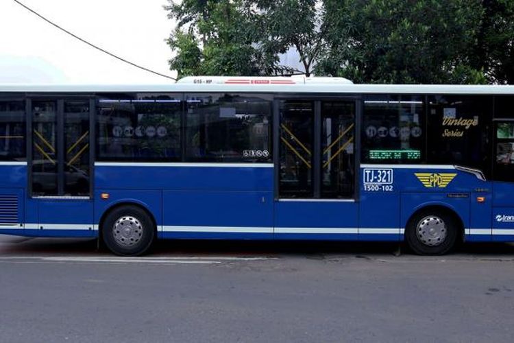 Salah satu Bus Vintage Transjakarta terlihat menuju halte Busway Blok M, Jakarta Selatan. Minggu ( 27/11/2016). Bus Vintage Transjakarta dibuat untuk mengenang kejayaan bus Pengangkut Penumpang Djakarta (PPD).