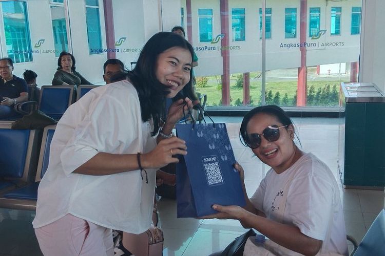 HUT ke-75, Maskapai Penerbangan Garuda Indonesia membagikan bingkisan berisi produk-produk UMKM lokal Maluku.